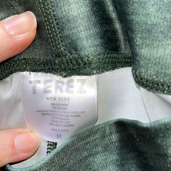 Terez Dark Green Skull Pattern Leggings - Picture 6 of 7